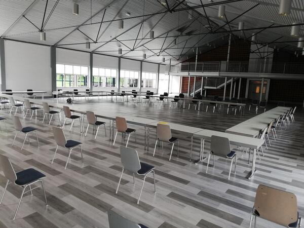 Bild vergr&ouml;&szlig;ern: Mahnwache vor dem Rathaus Lehre am 2. März 2022