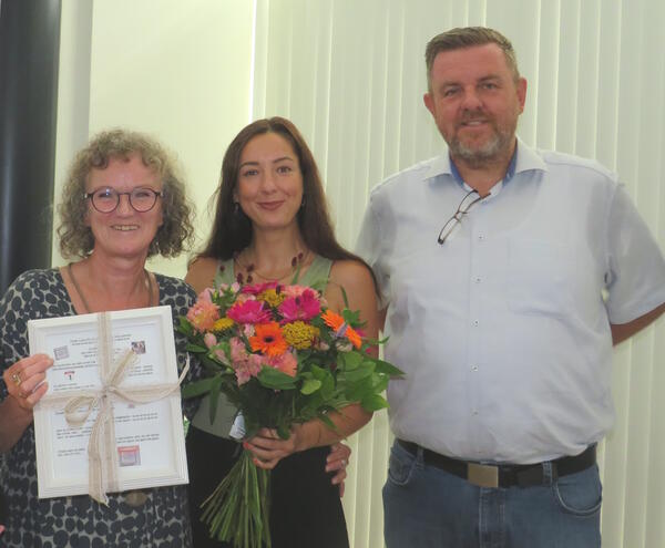Bild vergr&ouml;&szlig;ern: Foto(Gemeinde Lehre): Dagmar Pollehn(zweite von links) wird vom neuen Einwohnermeldeamt-Team Lisa Schenk und Jehona Behrami zusammen mit Bürgermeister Andreas Busch in den Ruhestand verabschiedet.