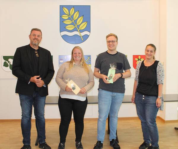 Bild vergr&ouml;&szlig;ern: Foto (© Gemeinde Lehre): Julia Carluccio(Fachbereichsleitung Personal), Tim Frickmann(Personalabteilung), Anjana Lange(Kita Mühlenknirpse) und Gemeindebürgermeister Andreas Busch(von rechts).