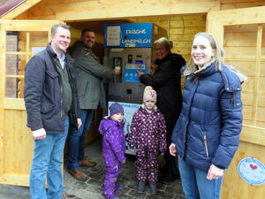 Bild vergr&ouml;&szlig;ern: Bild: (© Gemeinde Lehre) An der neuen Milchtankstelle in Essehof: Betreiber Sebastian Rautmann, Ortsbürgermeisterin Renate Schmidt und Bürgermeister Andreas Busch (v.l.)