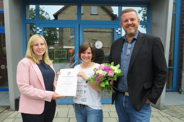 Bild vergr&ouml;&szlig;ern: Foto (© Gemeinde Lehre): Personalverantwortliche Vanessa Rothermund, Fachbereichsleitung Julia Kudlatschek und Gemeindebürgermeister Andreas Busch.