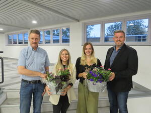 Bild vergr&ouml;&szlig;ern: Foto (Gemeinde Lehre): Der Ratsvorsitzende Jürgen Haberland (l.) und Gemeindebürgermeister Andreas Busch verabschiedeten Marlene Freyer (3.v.l.) und begrüßten Lisa-Marie Westphal (2.v.l.) als neue Gleichstellungsbeauftragte.