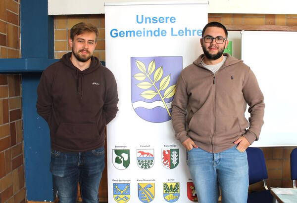 Bild vergr&ouml;&szlig;ern: Foto (© Gemeinde Lehre): Die beiden Auszubildenden Simon Hoppe(links) und Leon Frank haben die Gemeinde Lehre vertreten und waren Ansprechpartner für die Schülerinnen und Schüler der Oberschule.
