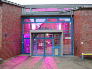 Bild vergr&ouml;&szlig;ern: Foto (Gemeinde Lehre): Das Rathaus erstrahlt heute anlässlich des Welt-Mädchentags in Pink.