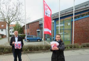 Bild vergr&ouml;&szlig;ern: Foto (Gemeinde Lehre): Bürgermeister Andreas Busch und Gleichstellungsbeauftragte Julia Carluccio vor der "Equal-Pay-Day"-Flagge am Rathaus.
