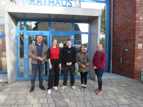 Bild vergr&ouml;&szlig;ern: Foto (© Gemeinde Lehre): Luka Heitmann, Jannik Hoppe und Kiara Ruth Cuenca Tiel wurden als neue Bundesfreiwilligendienstleistende von Bürgermeister Andreas Busch und Personalamtsleiterin Vanessa Rothermund(ganz rechts) im Rathaus Lehre begrüßt.