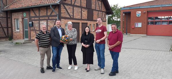Bild vergr&ouml;&szlig;ern: Foto (© Gemeinde Lehre): Die Mitglieder des Essehofer Ortsrates: Martin Fröhling (SPD), Richard Schaper (CDU) und Rainer Burmeister (CDU) (von links) mit Gemeindebürgermeister Andreas Busch, der stellvertretenden Ortsbürgermeisterin Renate Schmidt(SPD) un