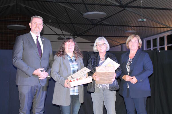 Bild vergr&ouml;&szlig;ern: Foto (© Gemeinde Lehre): Gemeindebürgermeister Andreas Busch, Maren Frickmann, Simone Lelke und Ortsbürgermeisterin Kerstin Jäger beim Ehrenamtstag 2023(von links).