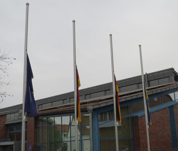 Bild vergr&ouml;&szlig;ern: Foto(Gemeinde Lehre): Flaggen auf halbmast.