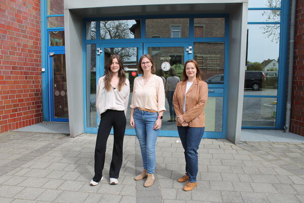 Bild vergr&ouml;&szlig;ern: Foto (© Gemeinde Lehre): Fachbereichsleiterin Nicole Behlendorf(rechts) mit dem neuen Team der Sozialkoordination: Charlotte Salzmann und Jennifer Adel