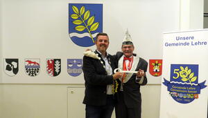 Bild vergr&ouml;&szlig;ern: Foto (© Gemeinde Lehre): Symbolische Schlüsselübergabe im Rathaus - Gemeindebürgermeister Andreas Busch und KVL-Präsidenten Wolfgang Rockar (von links).