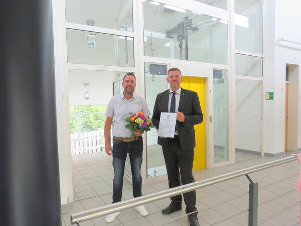 Bild vergr&ouml;&szlig;ern: Foto: (© Gemeinde Lehre) Zum 25-jährigen Dienstjubiläums überreicht Gemeindebürgermeister Andreas Busch seinem 2. Allgemeinen Vertreter und Personalchef André Schulz eine Urkunde.