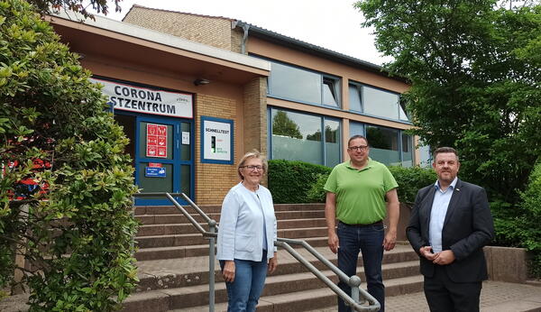 Bild vergr&ouml;&szlig;ern: Foto (Gemeinde Lehre): Ortsbürgermeisterin Edelgard Hahn, Ralf Warner von der VIPRS GmbH und Gemeindebürgermeister Andreas Busch (v.l.) haben eine Möglichkeit gefunden, um neben dem Testen auch Vermietungen im DGH Flechtorf wieder zu ermöglichen.