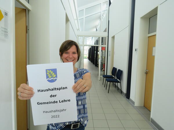 Bild vergr&ouml;&szlig;ern: Foto (Gemeinde Lehre): Julia Kudlatschek mit dem genehmigten Haushalt 20222.