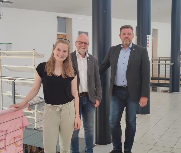 Bild vergr&ouml;&szlig;ern: Foto: ( © Gemeinde Lehre) Landtagskandidatin der Grünen Tamina Reinecke besuchte das Rathaus Lehre und tauschte sich mit Gemeindebürgermeister Andreas Busch sowie seinem allgemeinen Vertreter  Tobias Breske über kommunale Klimapolitik aus.