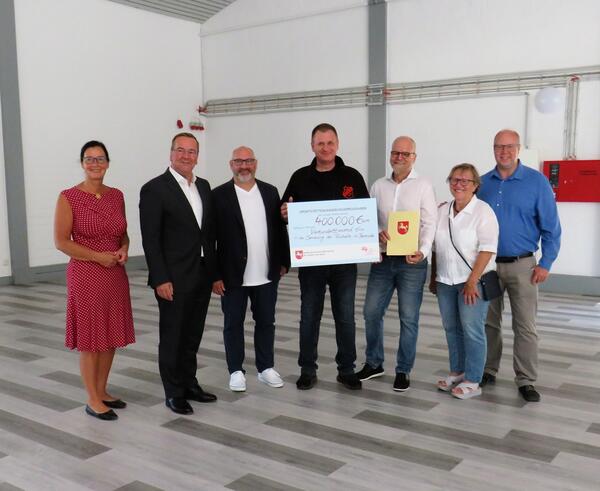 Bild vergr&ouml;&szlig;ern: Bild: (© Gemeinde Lehre) Übergabe der Bewilligungsbescheide aus dem Sportstättensanierungsprogramm vom Land Niedersachsen
