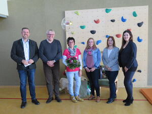 Bild vergr&ouml;&szlig;ern: Foto 1 (© Gemeinde Lehre): Bürgermeister Andreas Busch, Kita-Leitung Ulrich Meyerhof, Vanessa Rothermund, Nicole Behlendorf und stellv. Kita-Leiterin Christina Rittmeier verabschieden sich von Birgitt Rehfeldt