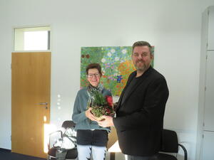 Bild vergr&ouml;&szlig;ern: Foto 2 (© Gemeinde Lehre) Gemeindebürgermeister Andreas Busch verabschiedet sich von Ute Lesse.