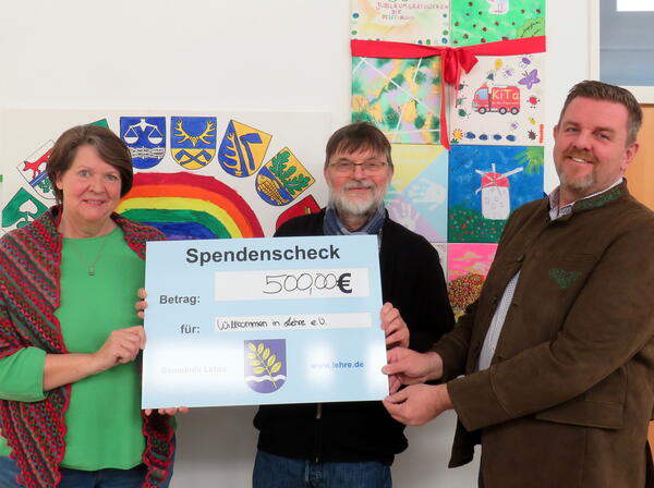 Bild vergr&ouml;&szlig;ern: Foto (© Gemeinde Lehre): Letzte Spende vom Kunstkalender. Beate Kitschke vom Kulturverein (links) und Gemeindebürgermeister Andreas Busch (rechts) übergeben Norbert Winkler, dem ersten Vorsitzenden vom Verein Willkommen in Lehre den Spendenscheck