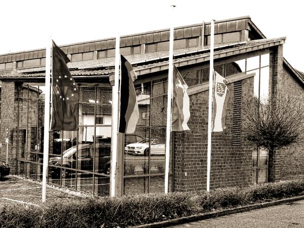 Bild vergr&ouml;&szlig;ern: Bild: (© Gemeinde Lehre) Fahnen auf halbmast in der Gemeinde Lehre