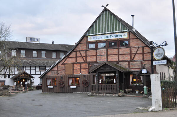 Bild vergr&ouml;&szlig;ern: Hote Zum Dorf Krug