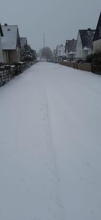 Bild vergr&ouml;&szlig;ern: Foto (Gemeinde Lehre): Schneemassen auf einer Straße in Lehre.