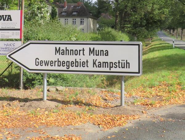 Bild vergr&ouml;&szlig;ern: Foto (© Gemeinde Lehre):  Seit dem Sommer 2022 weisen Hinweisschilder auf den Mahnort „Muna“ im Lehrscher Kampstüh hin.