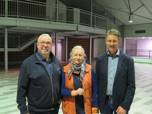 Bild vergr&ouml;&szlig;ern: Foto (© Gemeinde Lehre): Ortsbürgermeister von Lehre Heinrich Köther (links) und Gemeinderatsvorsitzender Jürgen Haberland gratulieren Monika Frickmann-Kolbe.