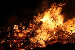 Bild vergr&ouml;&szlig;ern: Foto (© Gemeinde Lehre): Osterfeuer werden entzündet.