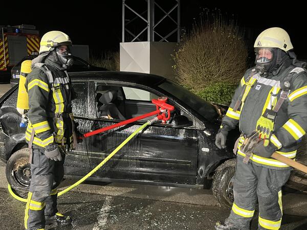 Bild vergr&ouml;&szlig;ern: Löschlanzen-Schulung: Die fortschreitende Elektromobilität erfordert auch bei den Feuerwehren ein Umdenken. (Foto: Rainer Madsack)