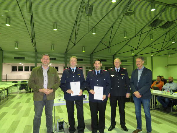 Bild vergr&ouml;&szlig;ern: Foto (© Gemeinde Lehre): Gemeindebürgermeister Andreas Busch, Gemeindebrandmeister Simon Rebel sowie Ratsvorsitzender Jürgen Haberland gratulieren Sven Lommatzsch und Nils Janze. 