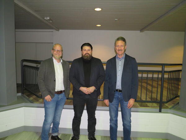 Bild vergr&ouml;&szlig;ern: Foto (© Gemeinde Lehre): Matthias Kirchner (Mitte) wird vom allgemeinen Vertreter. des Bürgermeisters Tobias Breske (links) und dem Ratsvorsitzendem Jürgen Haberland (rechts) im Gemeinderat willkommen geheißen.