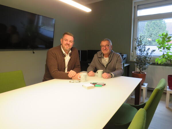 Bild vergr&ouml;&szlig;ern: Foto (© Gemeinde Lehre): Gemeindebürgermeister Andreas Busch hat sich die Räume  von Wolfgang Dittmann zeigen lassen.
