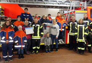Bild vergr&ouml;&szlig;ern: Foto (© Gemeinde Lehre): Übergabe Spende für die Jugendfeuerwehr Lehre