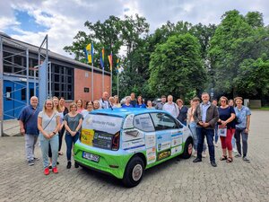 Bild vergr&ouml;&szlig;ern: Offiziell übergeben: Der VW Up der Caritiva mit Anzeigen zahlreicher Gewerbetreibender.