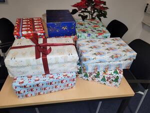 Bild vergr&ouml;&szlig;ern: Geschenke der Aktion Päckchen für Lehre. (Foto: Gemeinde Lehre)