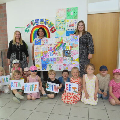 Bild vergr&ouml;&szlig;ern: Die Kinder und Beschäftigten der Waldkita aus Essehof haben ihr buntes Kunstwerk zusammen im Rathaus vorbeigebracht.