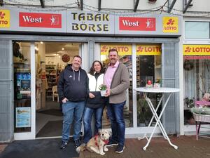 Bild vergr&ouml;&szlig;ern: Foto: (© Gemeinde Lehre): Gemeindebürgermeister Andreas Busch gratuliert Sandra Möhle und Jens Leue zu fünf Jahren Tabakbörse.