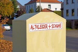 Bild vergr&ouml;&szlig;ern: Ein Container mit der Aufschrift "Altkleider + Schuhe".