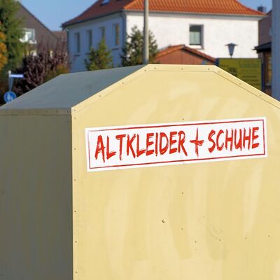 Ein Container mit der Aufschrift "Altkleider + Schuhe".