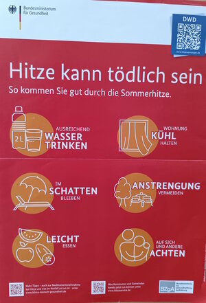 Bild vergr&ouml;&szlig;ern: Ein Plakat des Bundesministerium mit der Aufschrift "Hitze kann tödlich sein"