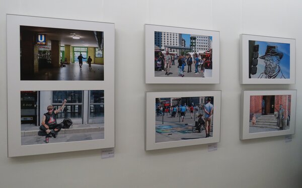 Bild vergr&ouml;&szlig;ern: Die Fotos im Rathaus zeigen die vielen verschiedenen Seiten unserer Bundeshauptstadt.