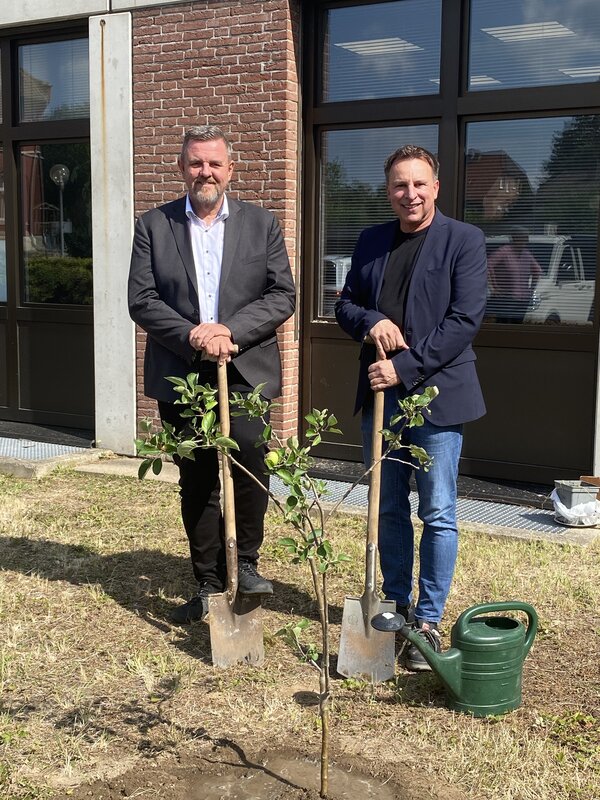Bild vergr&ouml;&szlig;ern: Baumgeschenk Jubiläum SG Nord-Elm