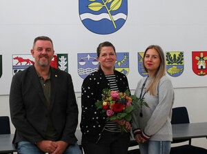 Bild vergr&ouml;&szlig;ern: Die Gleichstellungsbeauftragte der Gemeinde Lehre Lisa-Marie Westphal(rechts) begrüßte ihre neue Stellvertreterin Anna Hagencord gemeinsam mit Bürgermeister Andreas Busch.