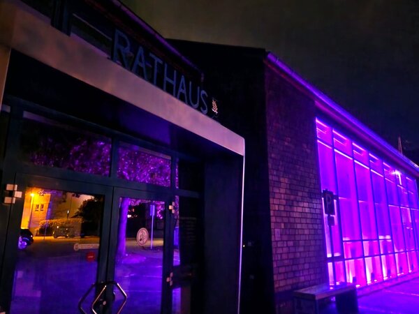 Foto (Gemeinde Lehre): Das Rathaus der Gemeinde Lehre erstrahl in Pink anlässlich des Weltmädchentags.