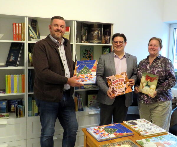 Bild vergr&ouml;&szlig;ern: Bild: (© Gemeinde Lehre) Bürgermeister Andreas Busch beim Besuch bei „Buch Kunst Spiel“