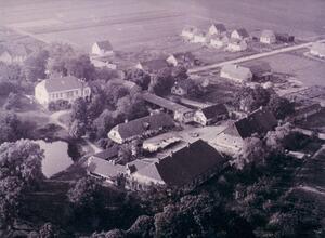 Bild vergr&ouml;&szlig;ern: Bild: (© Lothar Bremer) Luftansicht Groß Brunsrode 1954