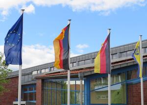 Bild vergr&ouml;&szlig;ern: Foto (Gemeinde Lehre): Die Flaggen vor dem Rathaus.