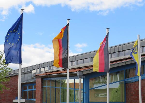 Bild vergr&ouml;&szlig;ern: Foto (Gemeinde Lehre): Die Flaggen vor dem Rathaus.