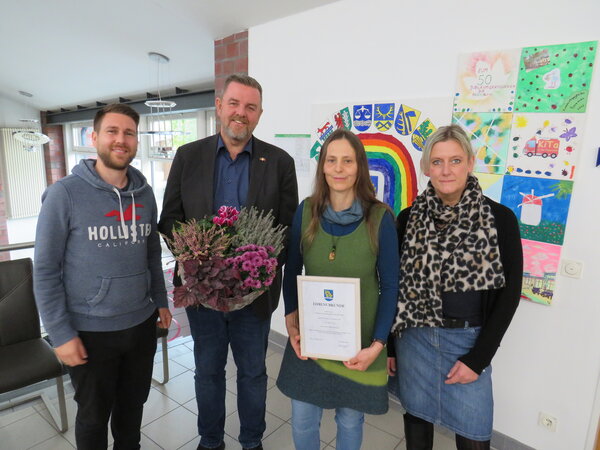 Bild vergr&ouml;&szlig;ern: Gratulation zum 25-jährigen Dienstjubiläum: Julian Sprenger, Personalratsmitglied, Gemeindebür-germeister Andreas Busch, Jubilarin Ilka Voigt und Sandra Wirbel vom Personalamt der Gemeinde Lehre(von links).